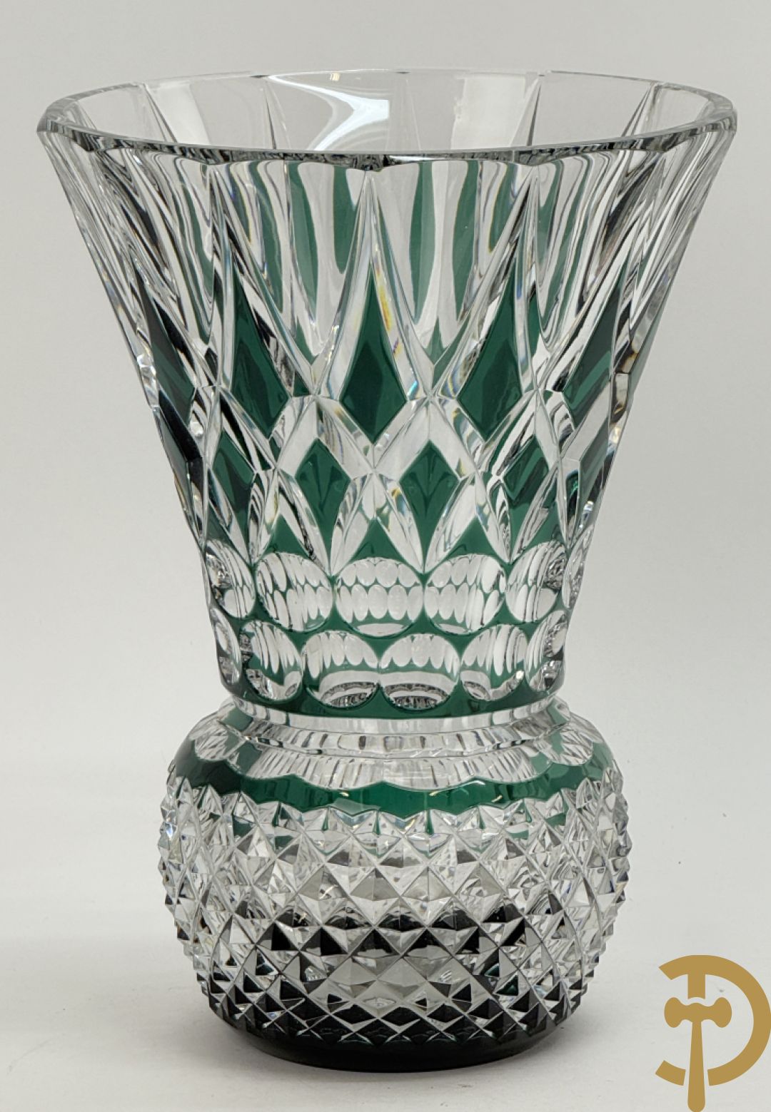 Val Saint Lambert : Groen gekleurde handgeslepen kristallen vaas