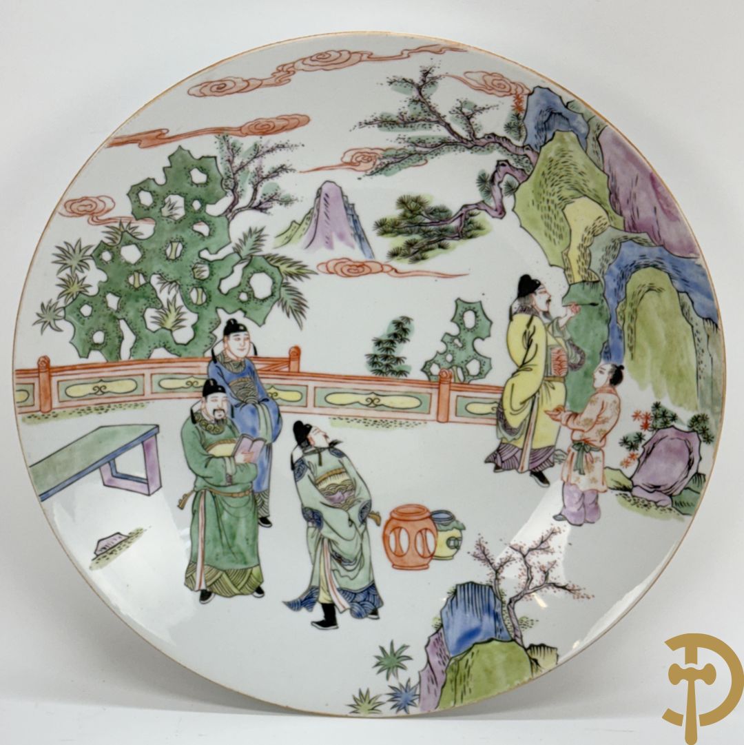 Porseleinen Chinese schotel met decor van wijsgeren in landschap