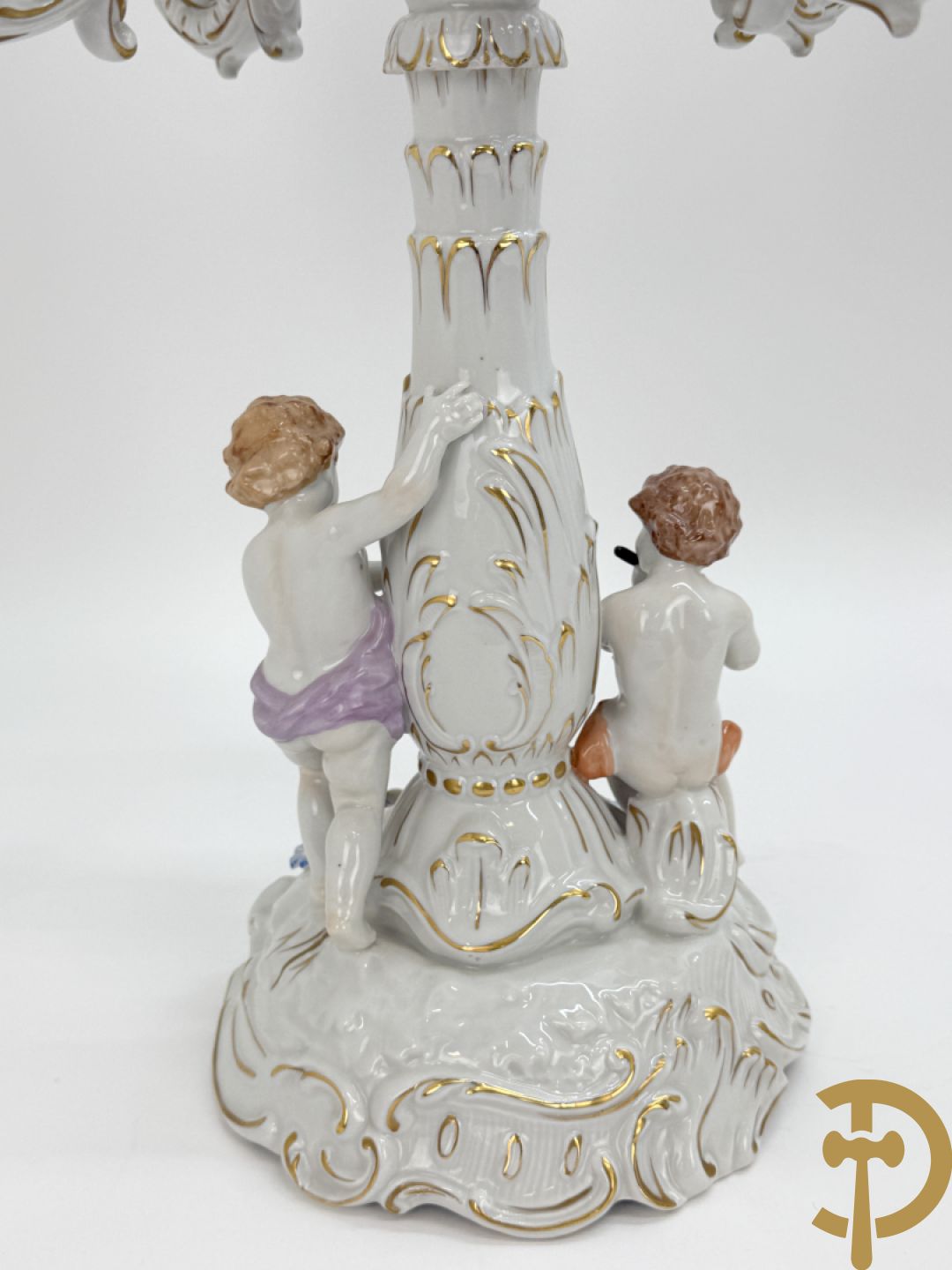 Porseleinen vijfarmige kandelaar met 2 cupido
