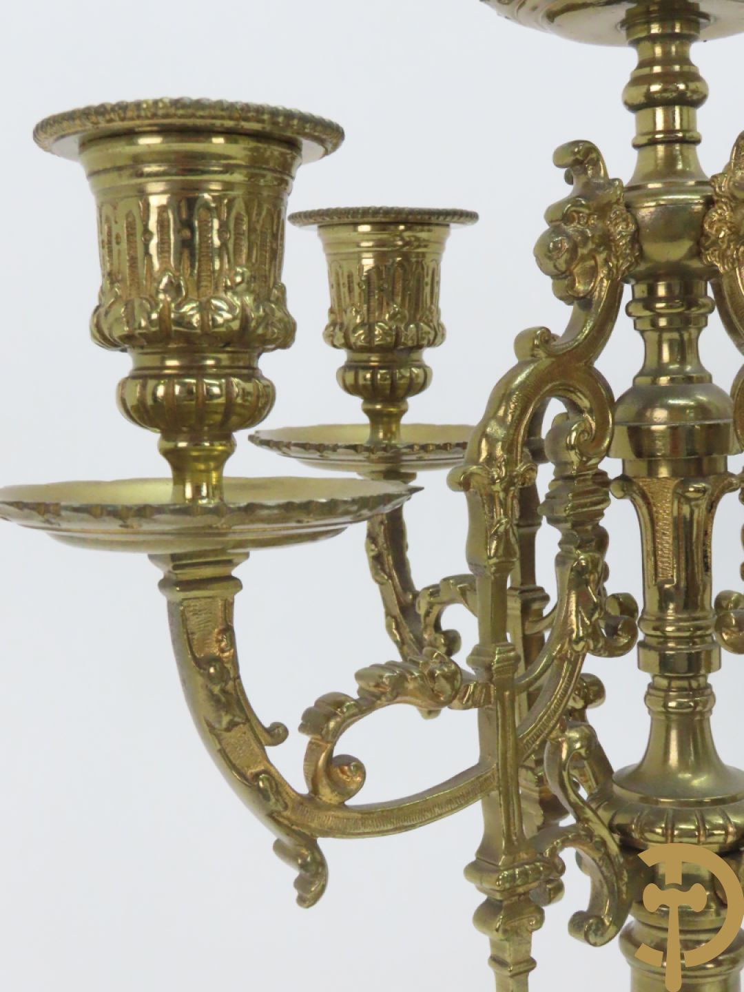 Driedelige koperen Neo Renaissance garnituur bestaande uit klok met amfoor bovenaan en Neo Renaissance motieven, Richond 11 Bd Mont Martre getekend - geflankeerd door paar vijfarmige kandelaars