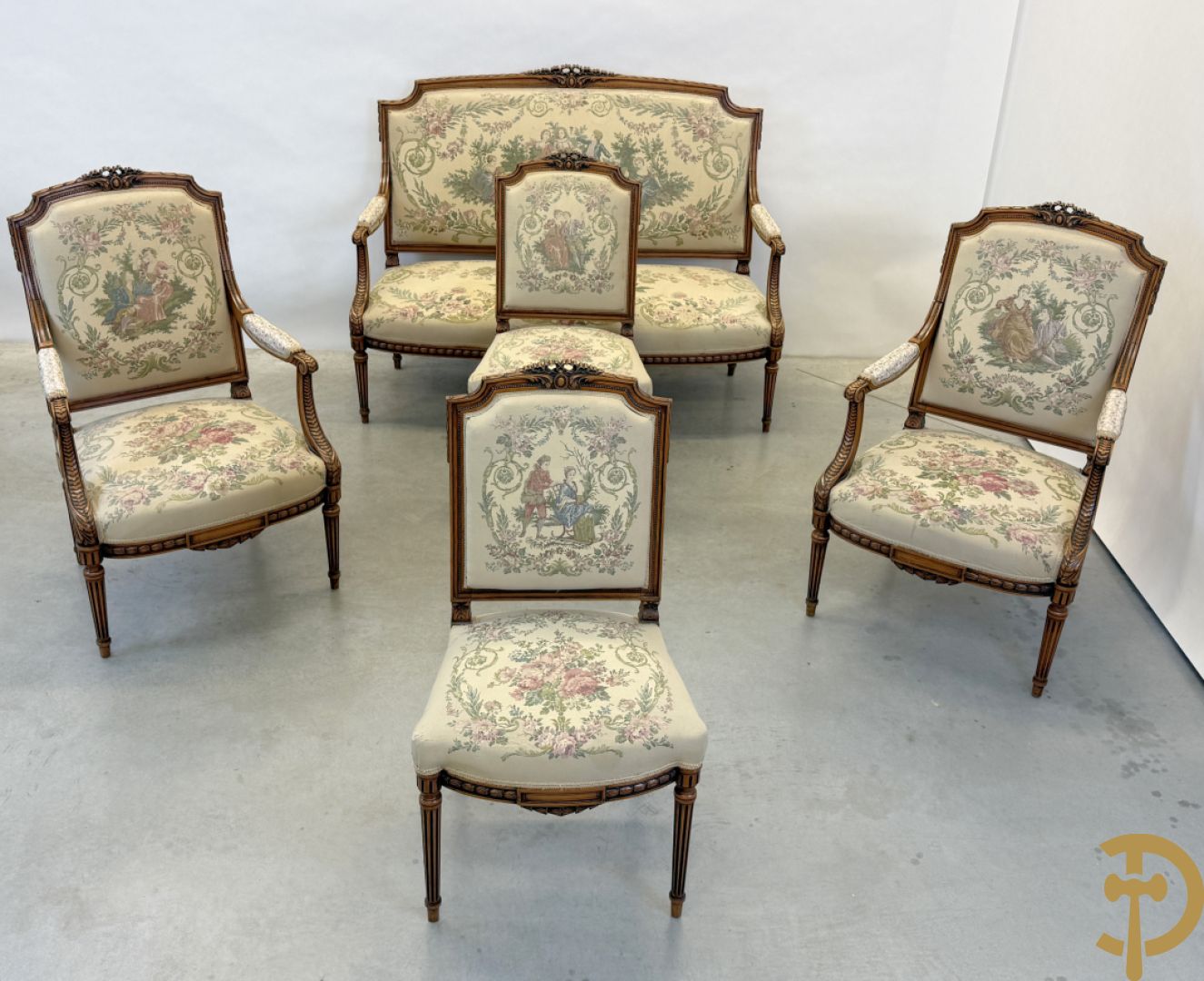 Vijfdelig notelaren Louis XVI salonensemble bestaande uit canapé, 2 armzetels en 2 stoelen