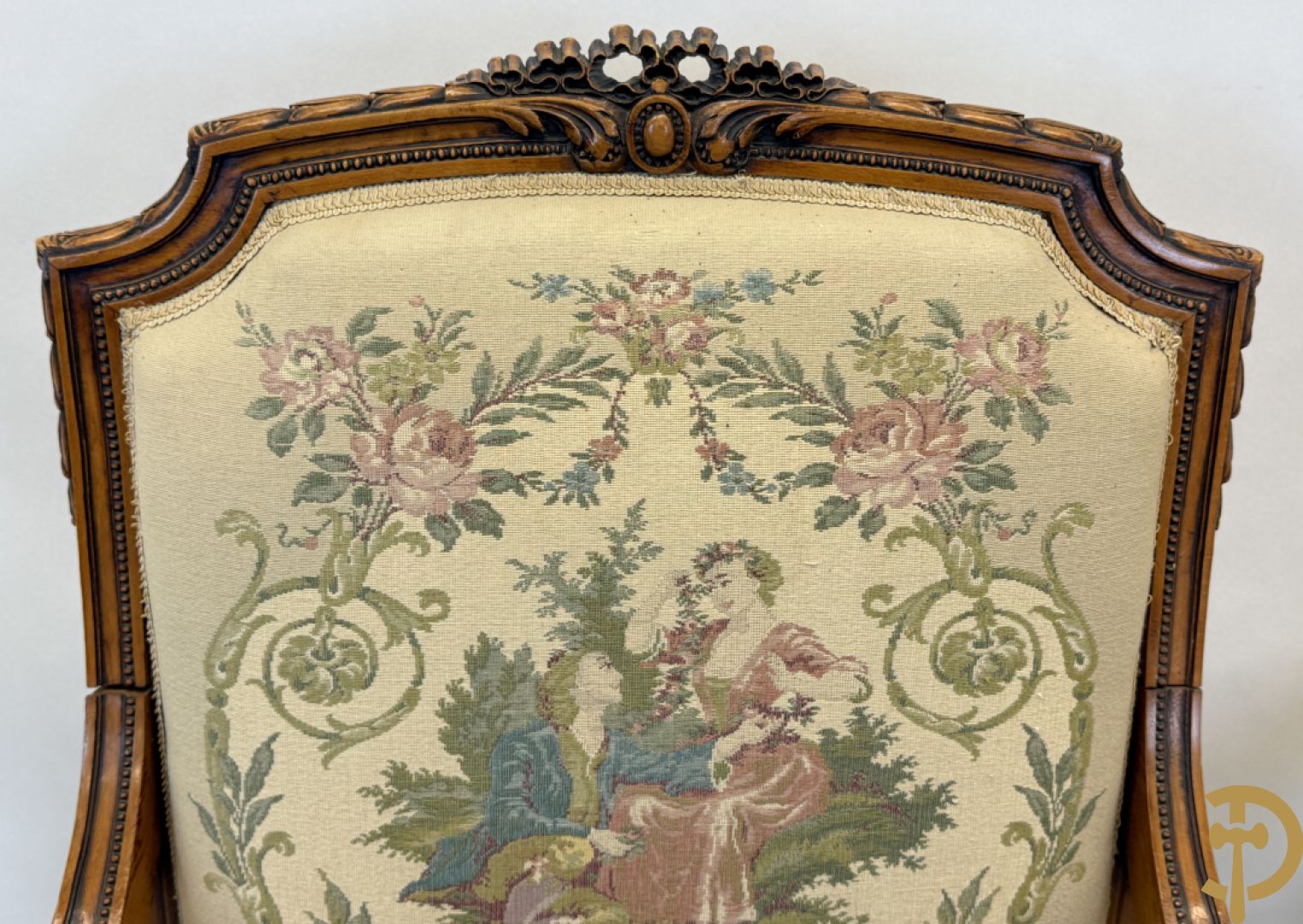 Vijfdelig notelaren Louis XVI salonensemble bestaande uit canapé, 2 armzetels en 2 stoelen