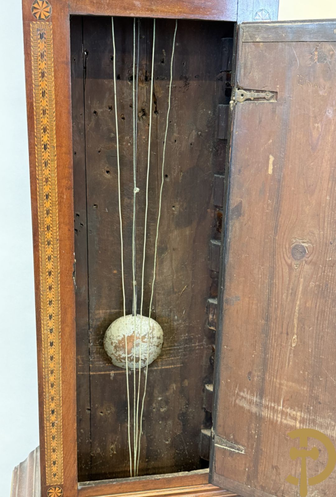 Engelse staande grootvadersklok met handbeschilderd tafereel in de wijzerplaat