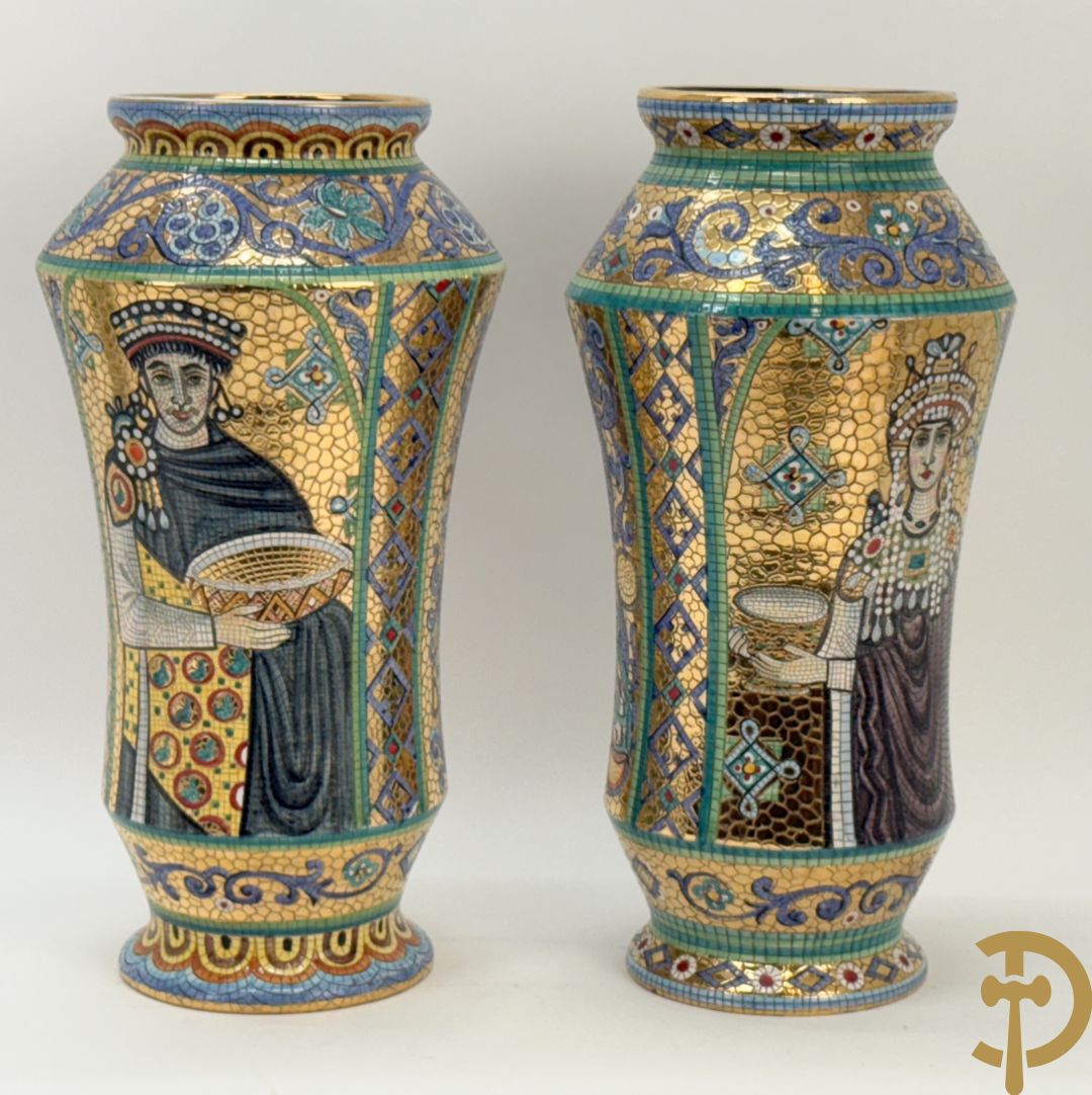 Twee Italiaanse vazen met verguld decor van personages en bloemenranken, Maioliche Deruta Italy 10005/45 en 10005/47