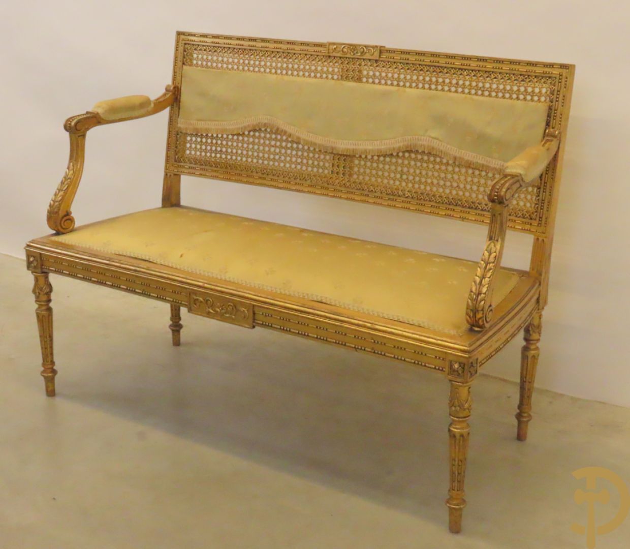 Vergulde tweepersoons canapé met accanthusranken en canage in de rug