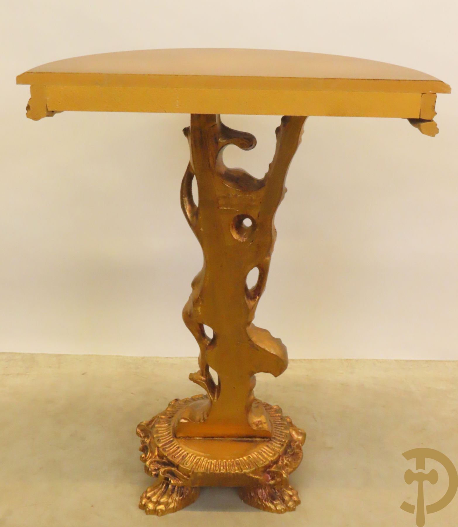 Vergulde halve maanvormige console gedragen door cupido op klauwepoten