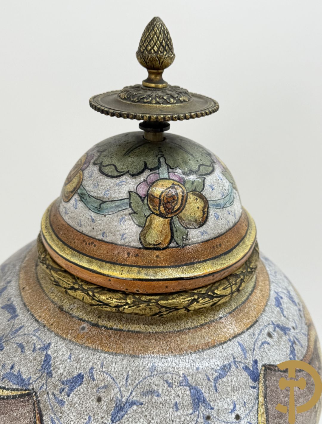 Dekselpotiche met decor van cupido in cartouche en bezet met bronzen ornamenten