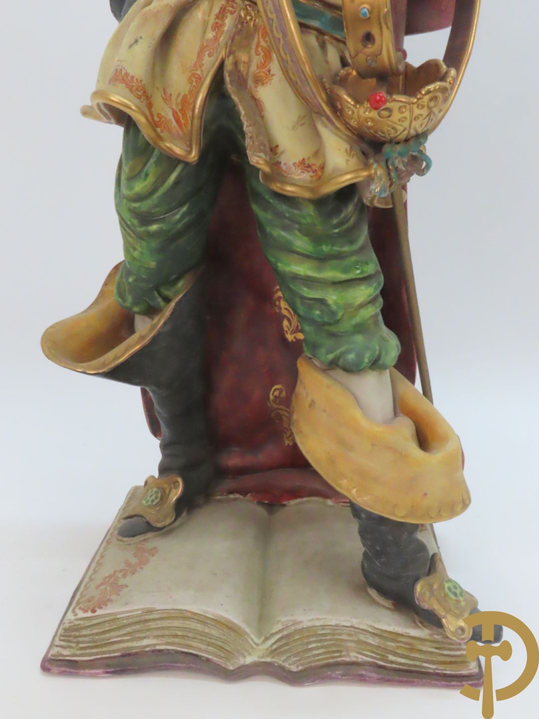 Twee Italiaanse beelden in meerkleurige faience, Cirano de Bergerac