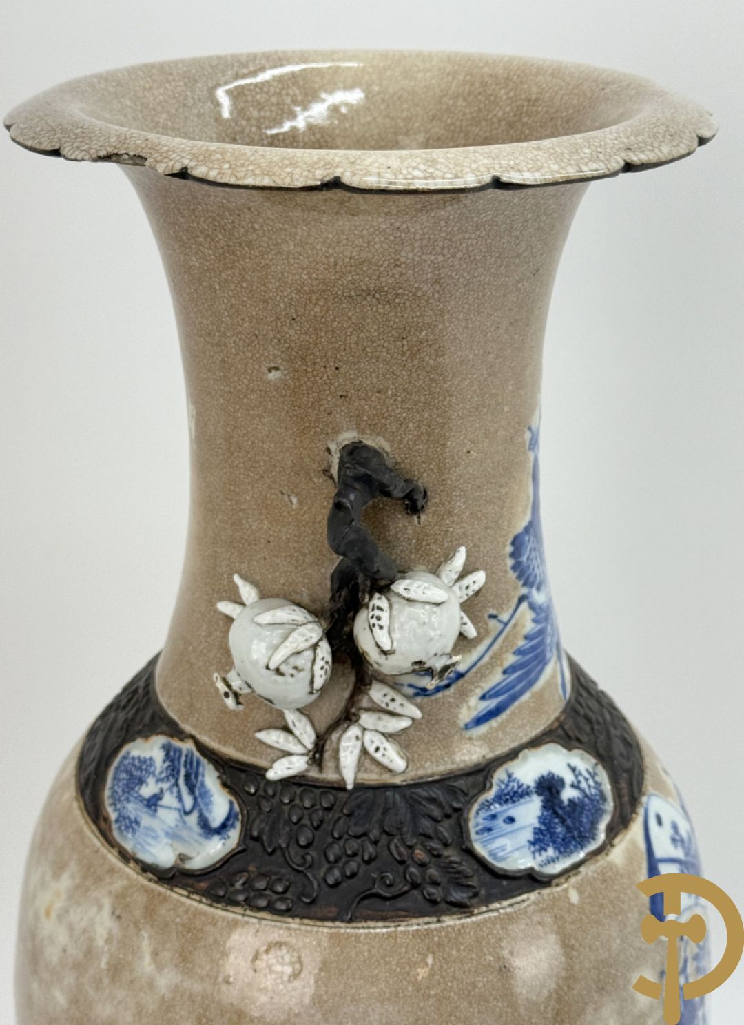 Antieke Chinese Nankin vaas met decor van wijsgeren, onderaan bezet met hert en bovenaan met pioenrozen