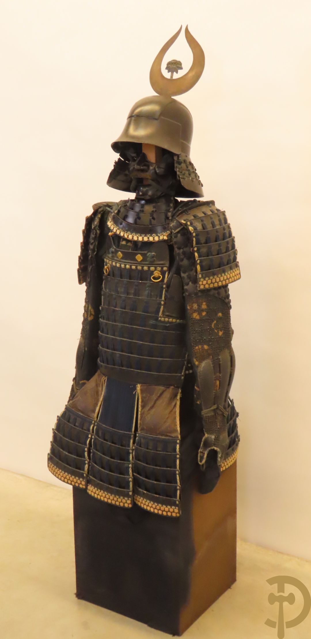 Antieke Aziatische samurai uitrusting op sokkel bestaande uit Nerikawa van leder (verschillende leeftijden)