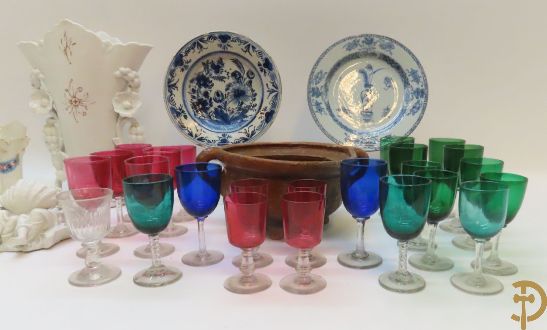 Mondgeblazen gekleurd glasservies + Chinees blauw/wit bord + Delfts bord + Vieux Bruxelles vaasjes e.a.