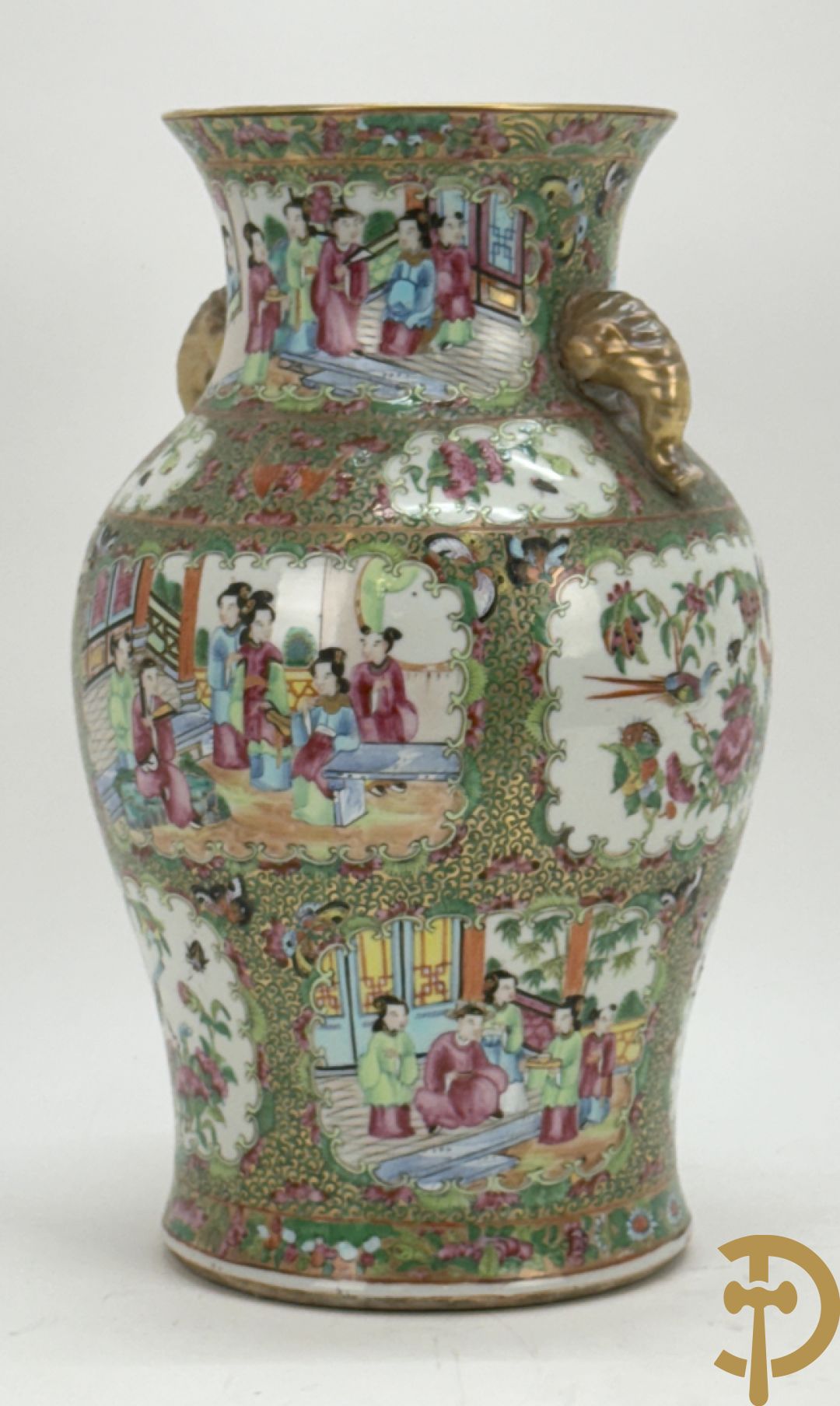 Chinese porseleinen Kantonvaas met geanimeerde taferelen, bloemen, vogel en vlinderdecor