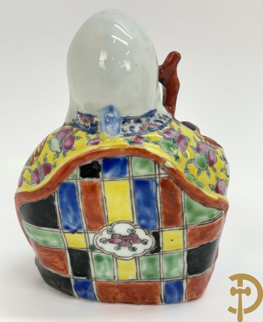 Vier Chinese porseleinen wijsgeren waarvan 1 gestempeld