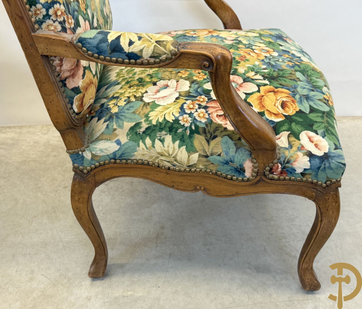 Vier notelaren armzetels bekleed met bloemenstof, met gezwaaide armleuningen op voluutvormige poten + bijhorend voetbankje