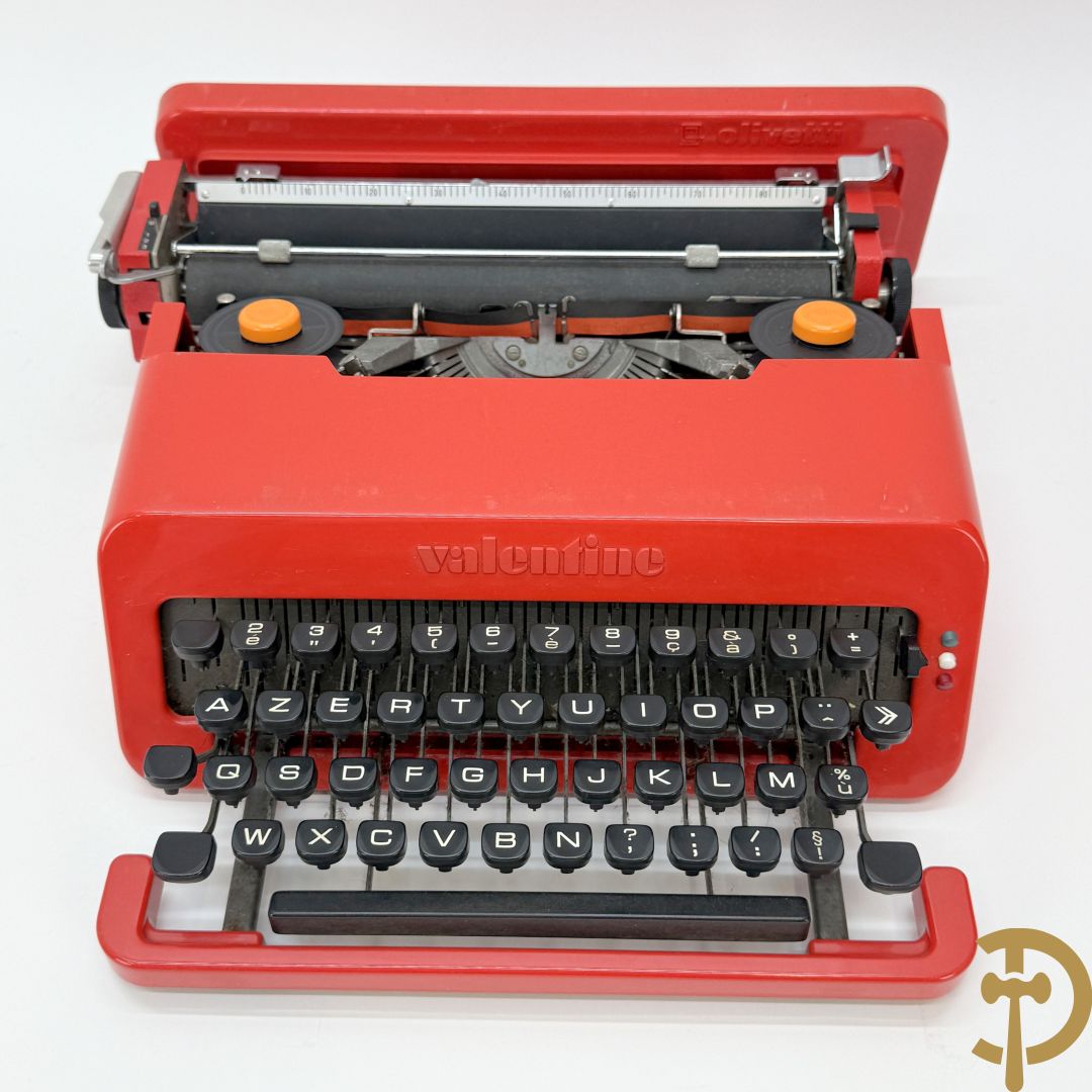 Typmachine in design plexi uitvoering door Olivetti 