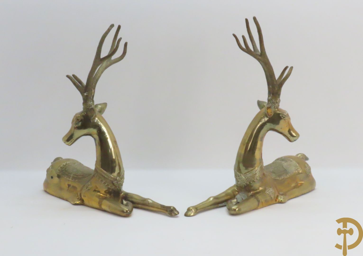 Paar koperen liggende herten