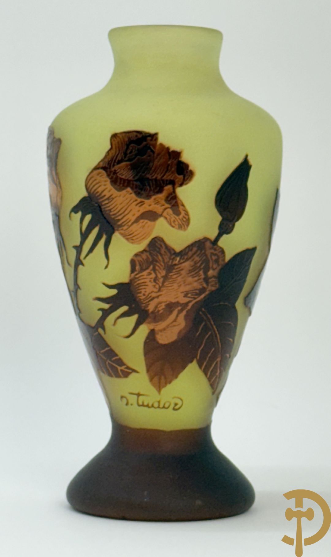 Vaas in glaspasta met gestyleerd bloemendecor, gemerkt Tudor