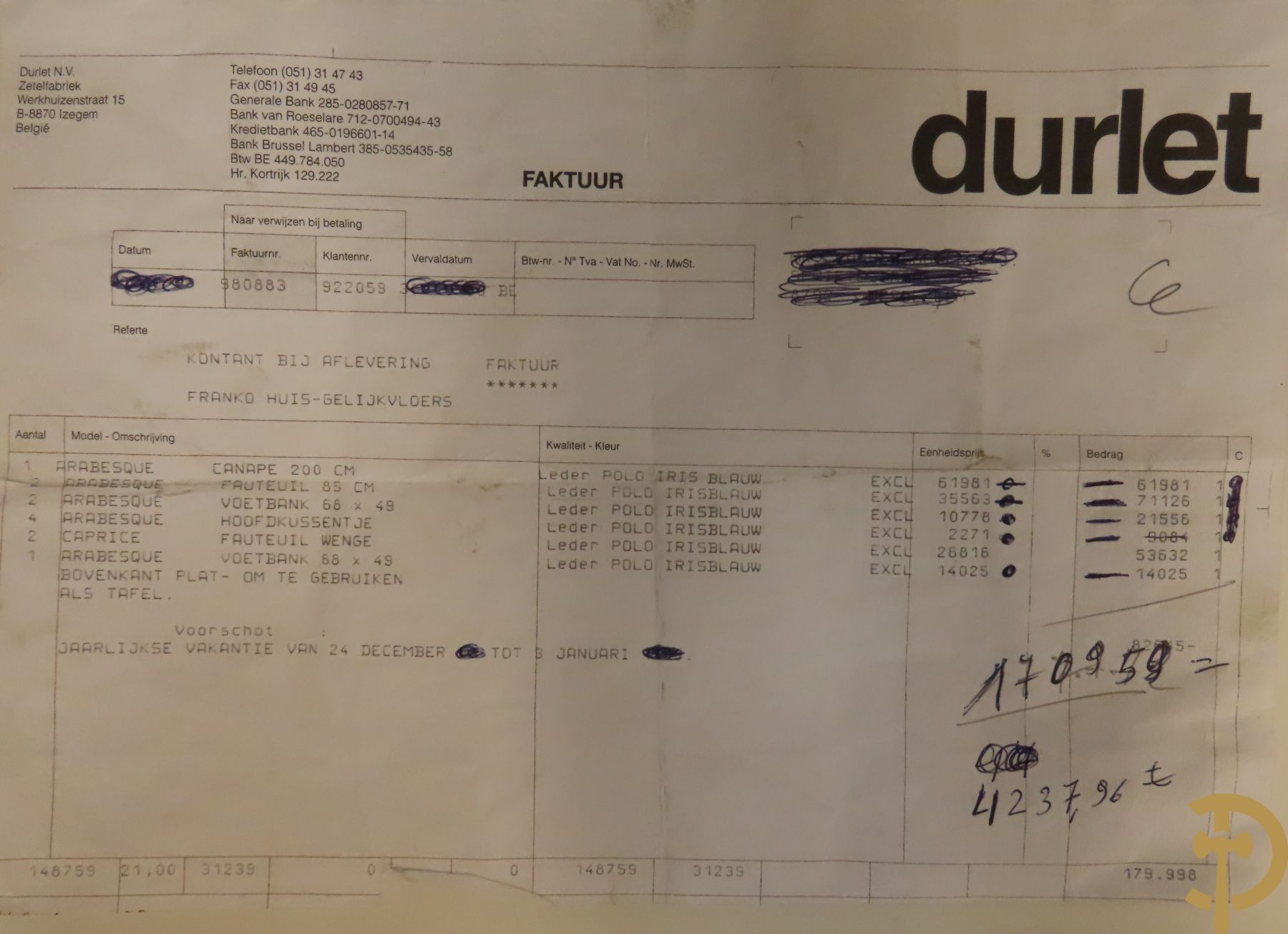 Blauw lederen salonensemble Durlet bestaande uit driezit, 2 fauteuils, 2 voetbankjes en bijzettafeltje met leder overtrokken