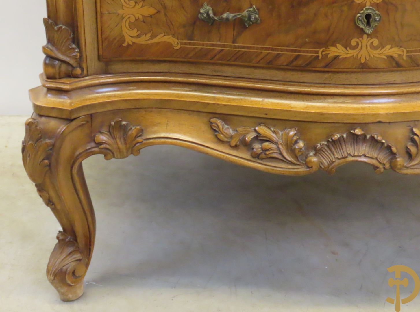 Notelaren vierladen commode met accanthusranken op voluutvormige poten