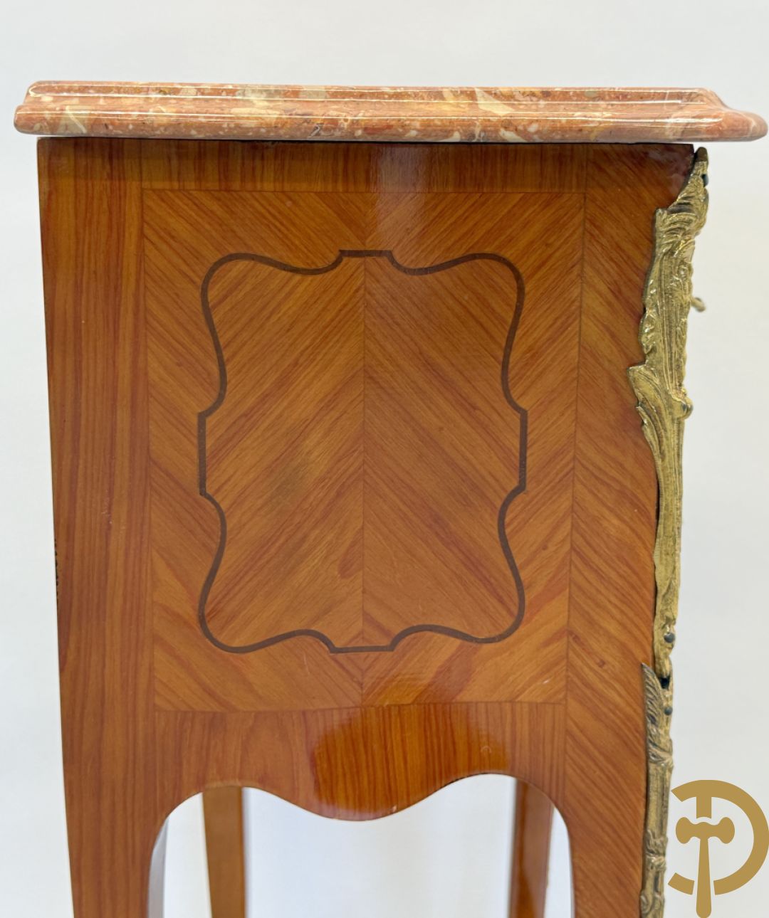 Paar notelaren Louis XV bijzetkastjes op hoge poten met 2 lades, bezet met bronzen ormamenten en marmeren blad