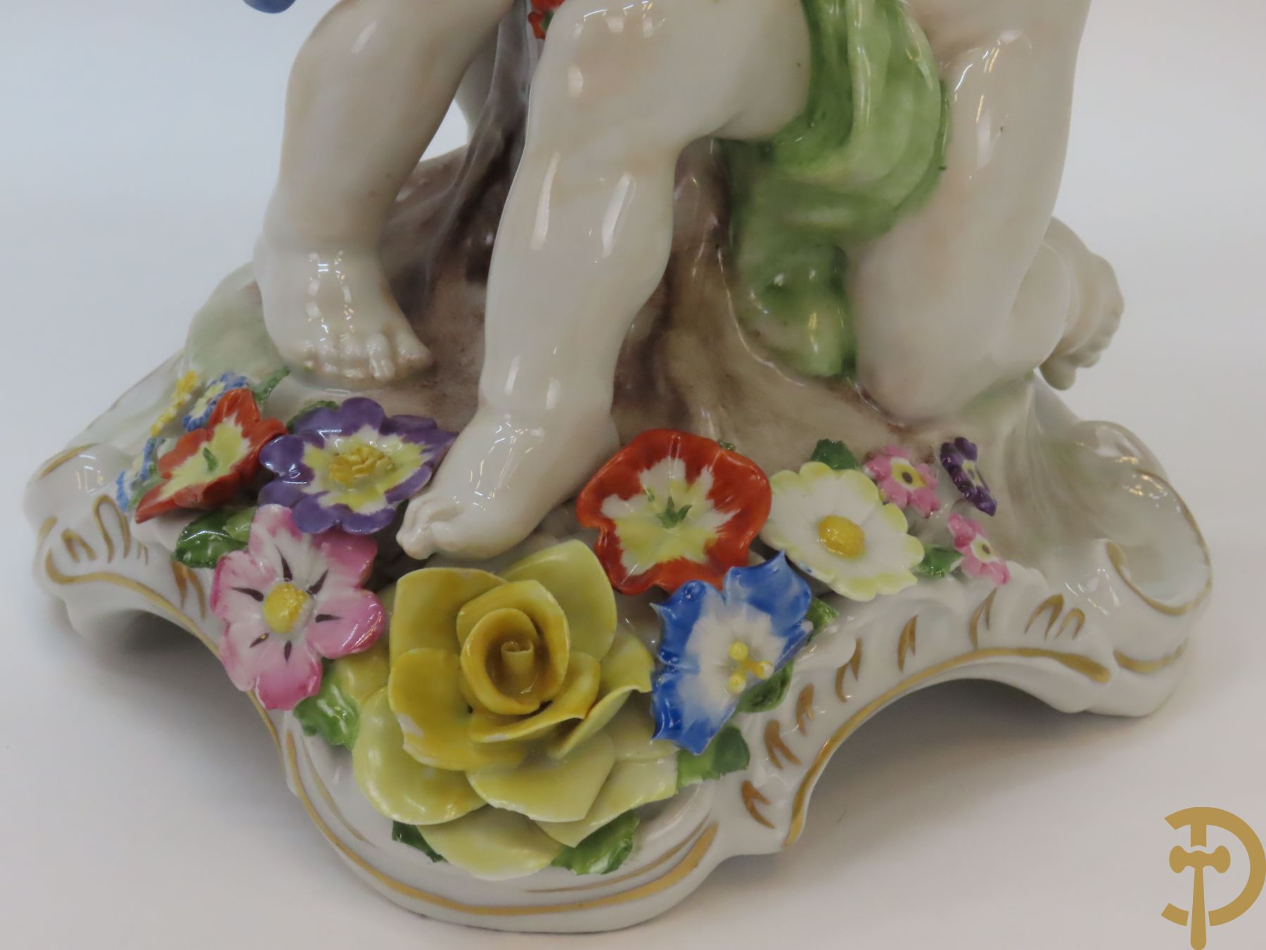 Twee porseleinen vijfarmige kandelaars met cupido