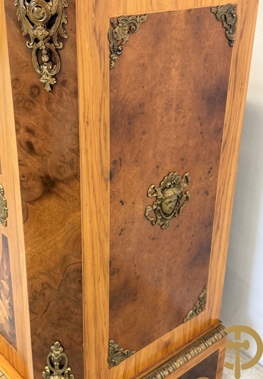 Notelaren driedeursdressoir met bloemenmarquetterie, bronsbeslag en marmeren blad