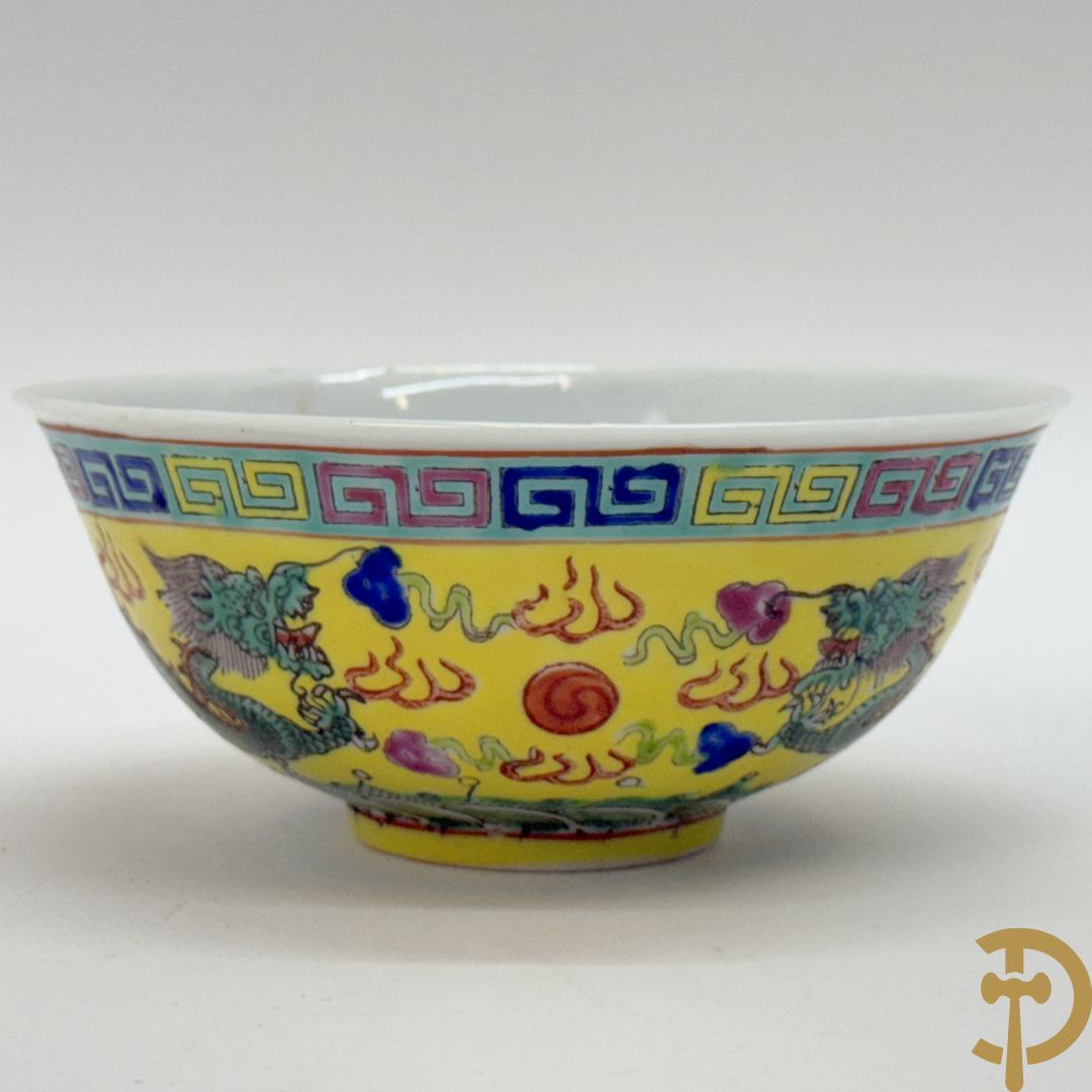 Chinees porseleinen kommetje met drakendecor op gele fond, onderaan gemerkt