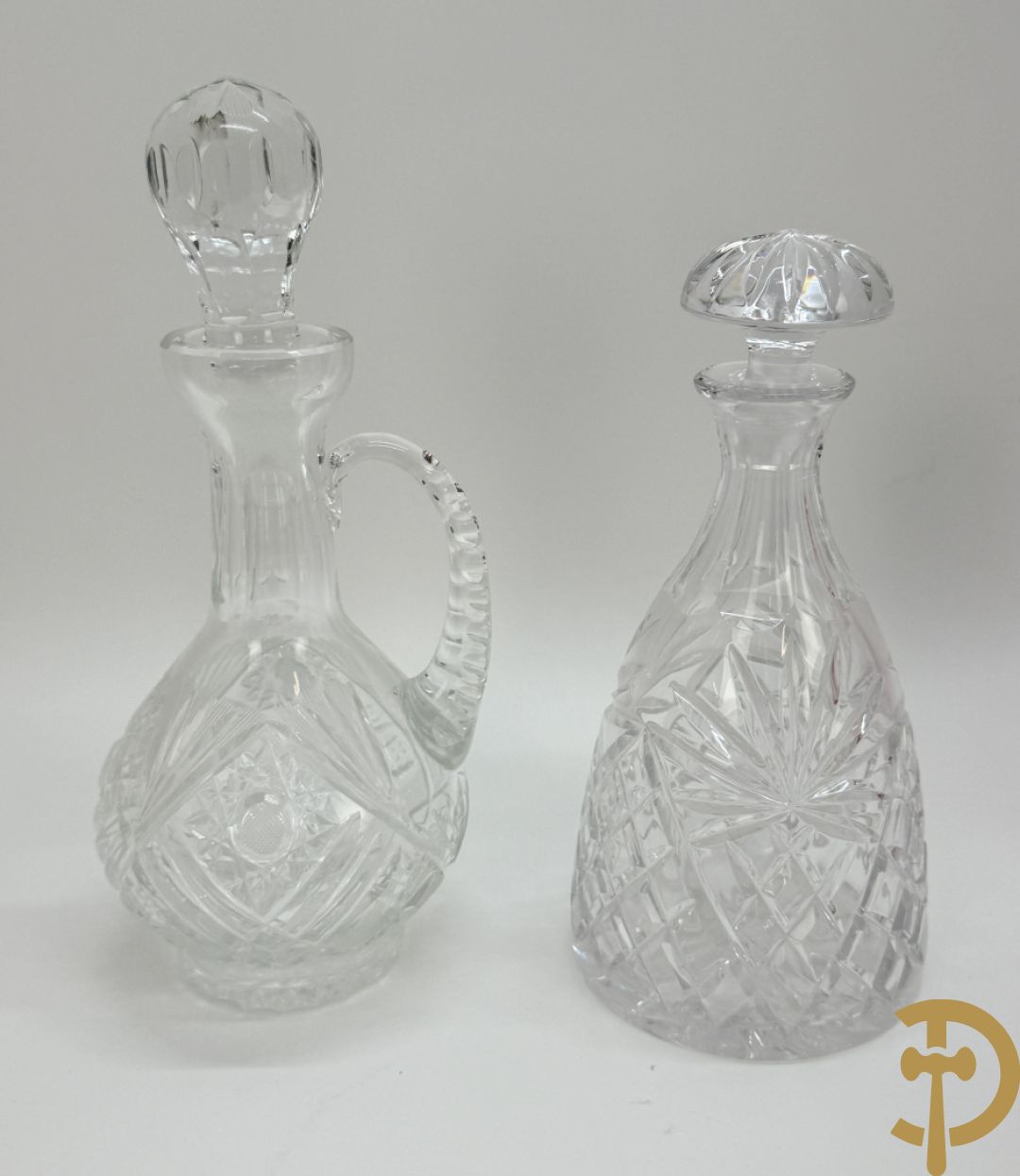 Vier kristallen karaffen w.o. 1 Saint Louis + schenkkan in Boheems kristal + vaas + getorste gekleurde Val-Saint-Lambert vaas + groen gekleurde asbak Val-Saint-Lambert