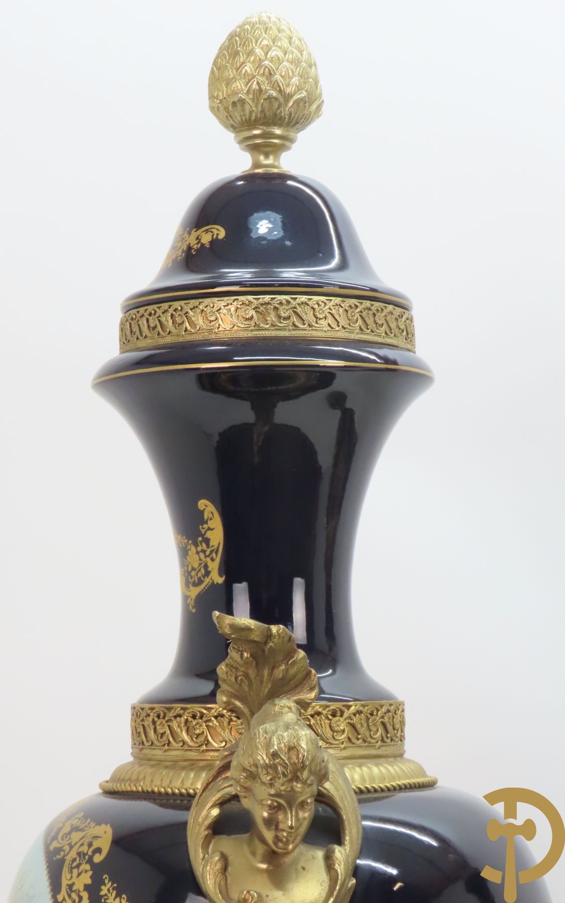 Paar Sèvres stijlvazen met geanimeerd romantisch decor, zijdelings bezet met bronzen medusahoofden, Rouly getekend