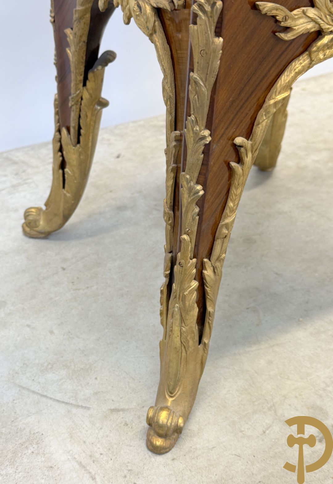 Paar notelaren gemarketteerde zuilen bezet met bronsbeslag en Louis XV motieven op voluutvormige poten - bovenaan met marmeren geaderd blad