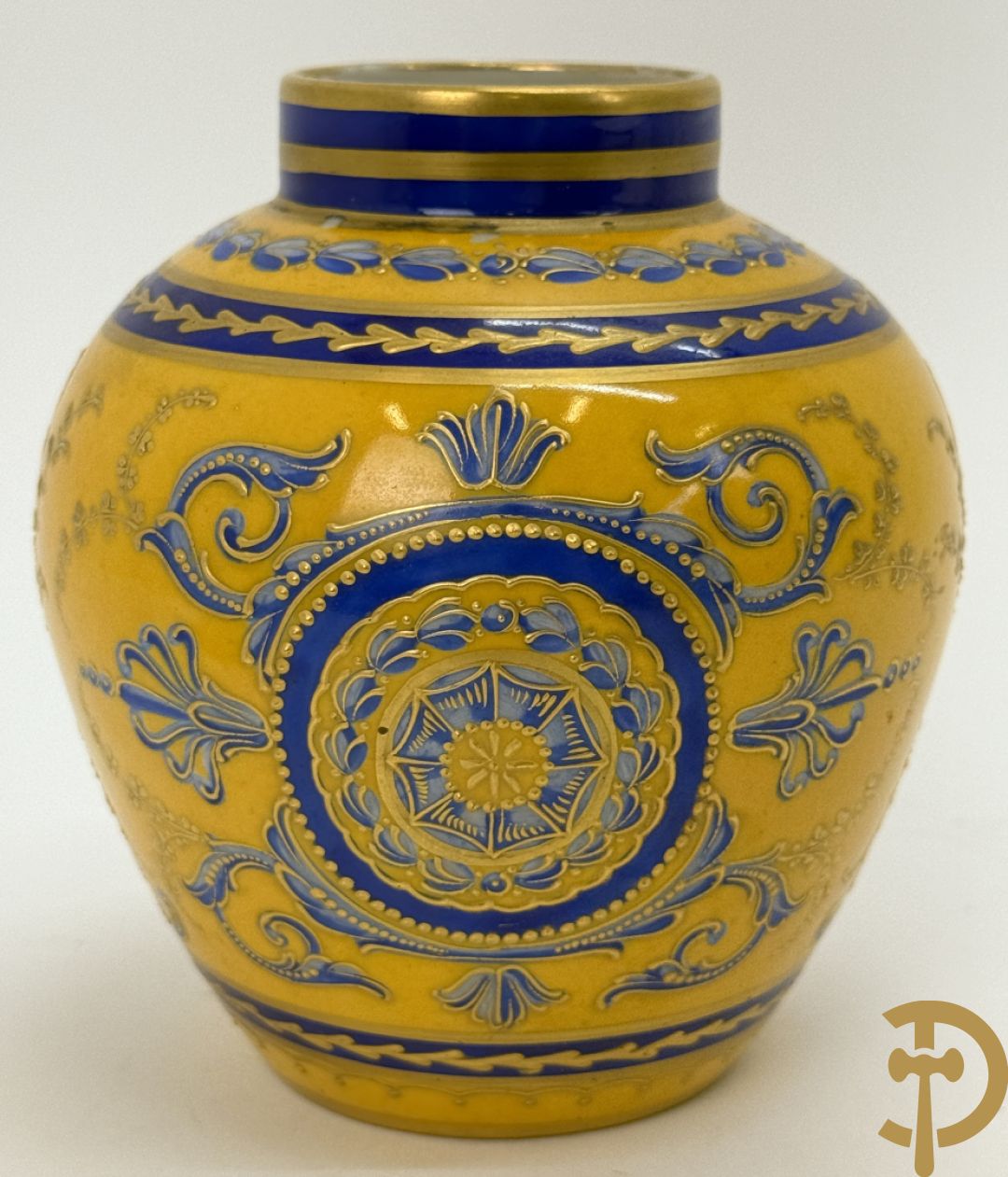 Porseleinen Empire dekselvaasje met blauw en verguld decor op gele fond, onderaan gemerkt M.Imp. le de Sèvres (Manufacture Imperial de Sèvres)