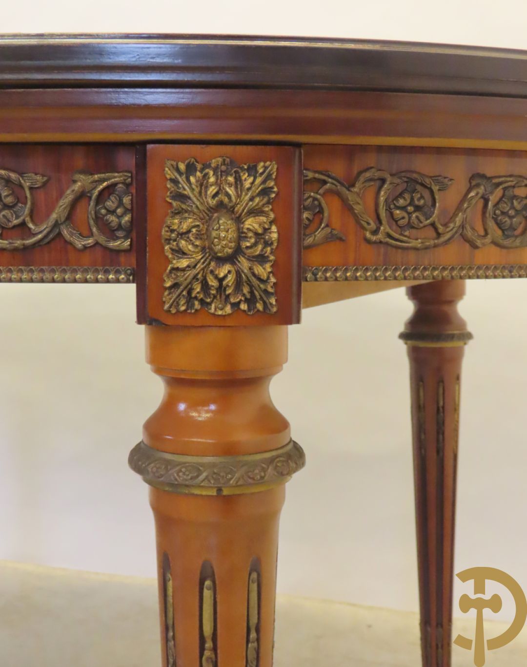 Notelaren eetkamer Louis XVI stijl bestaande uit vijfdeursdressoir met bloemenmarquetterie, bronsbeslag en wit marmeren blad, ovale uittrekbare tafel, 6 stoelen met leder bekleed en gegalbeerde vitrine met geslepen ruitjes