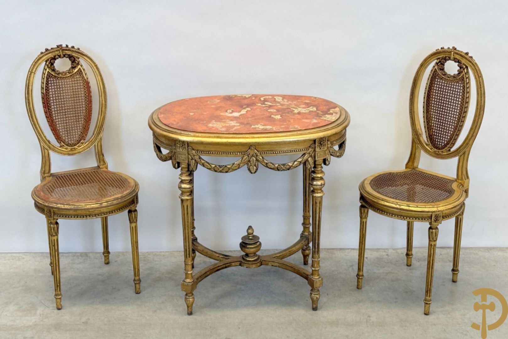 Ovale vergulde salontafel met Louis XVI motieven op gecanneleerde poten - met marmeren blad + 2 vergulde Louis XVI stoelen
