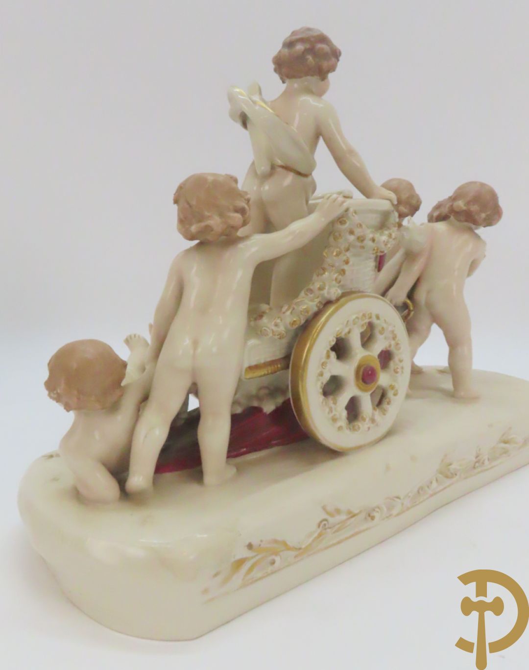 Koets in Royal Dux getrokken door cupido