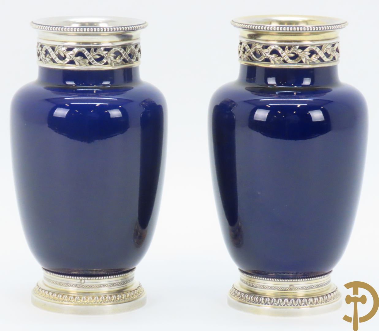 Paar Franse blauwe porseleinen vaasjes met massief zilveren hals en voet, Risler & Carre Paris gemerkt en gesigneerd R & C in ruitvorm