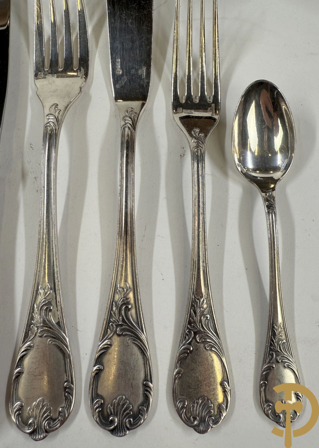 Verzilverd bestek Christoffle, model Marly bestaande uit 12 messen, 12 vorken, 12 lepels, 12 dessertvorken en 12 dessertlepels, 6 visvorken en 6 vismessen, 9 koffielepels en pollepel in schrijn