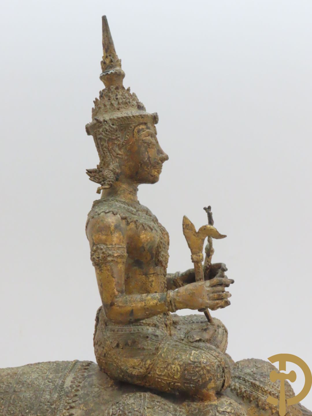 Orientaalse kopersculptuur van driekoppige olifant met boedhisatsvat + koperen boedhistische figuur met snaarinstrument