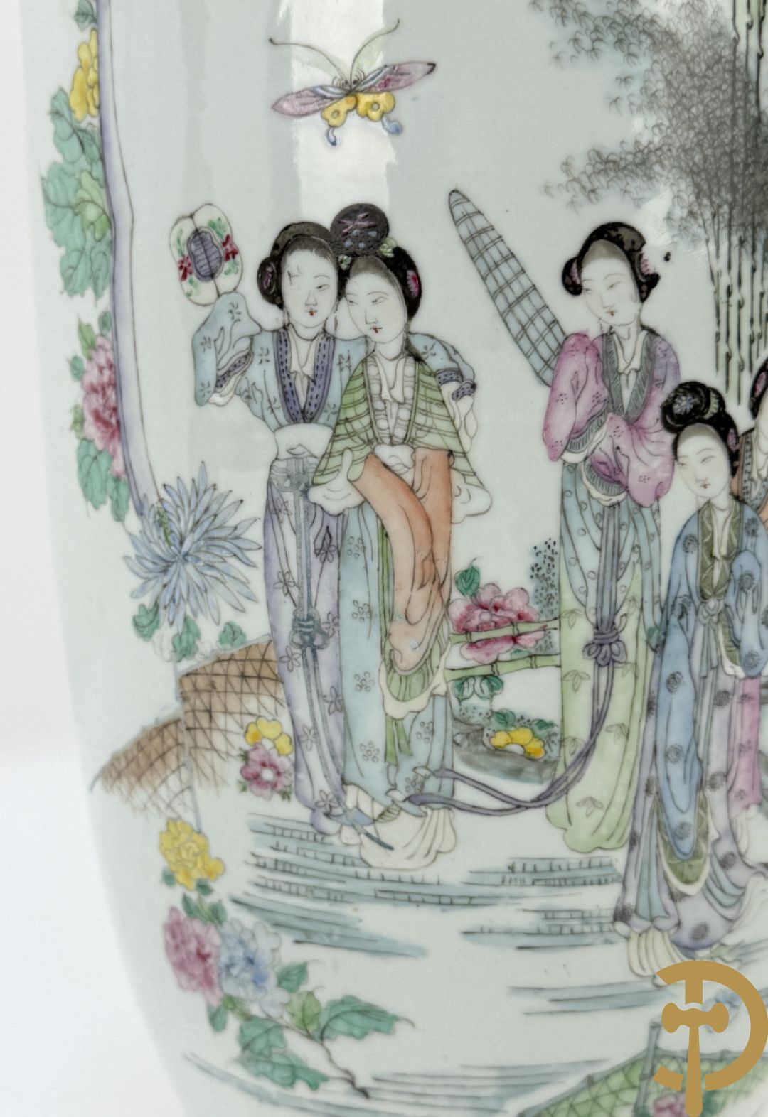 Paar Chinese porseleinen vazen met decor van dames in landschap