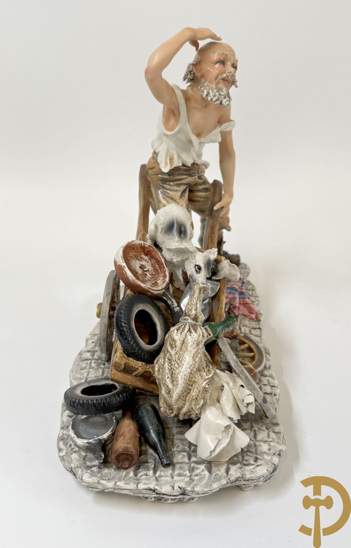 Twee grote Italiaanse groepen in 
gekleurde biscuit : jongens plukken appels - onderonsje aan tafel + 4 groepen in gekleurde Italiaanse biscuit