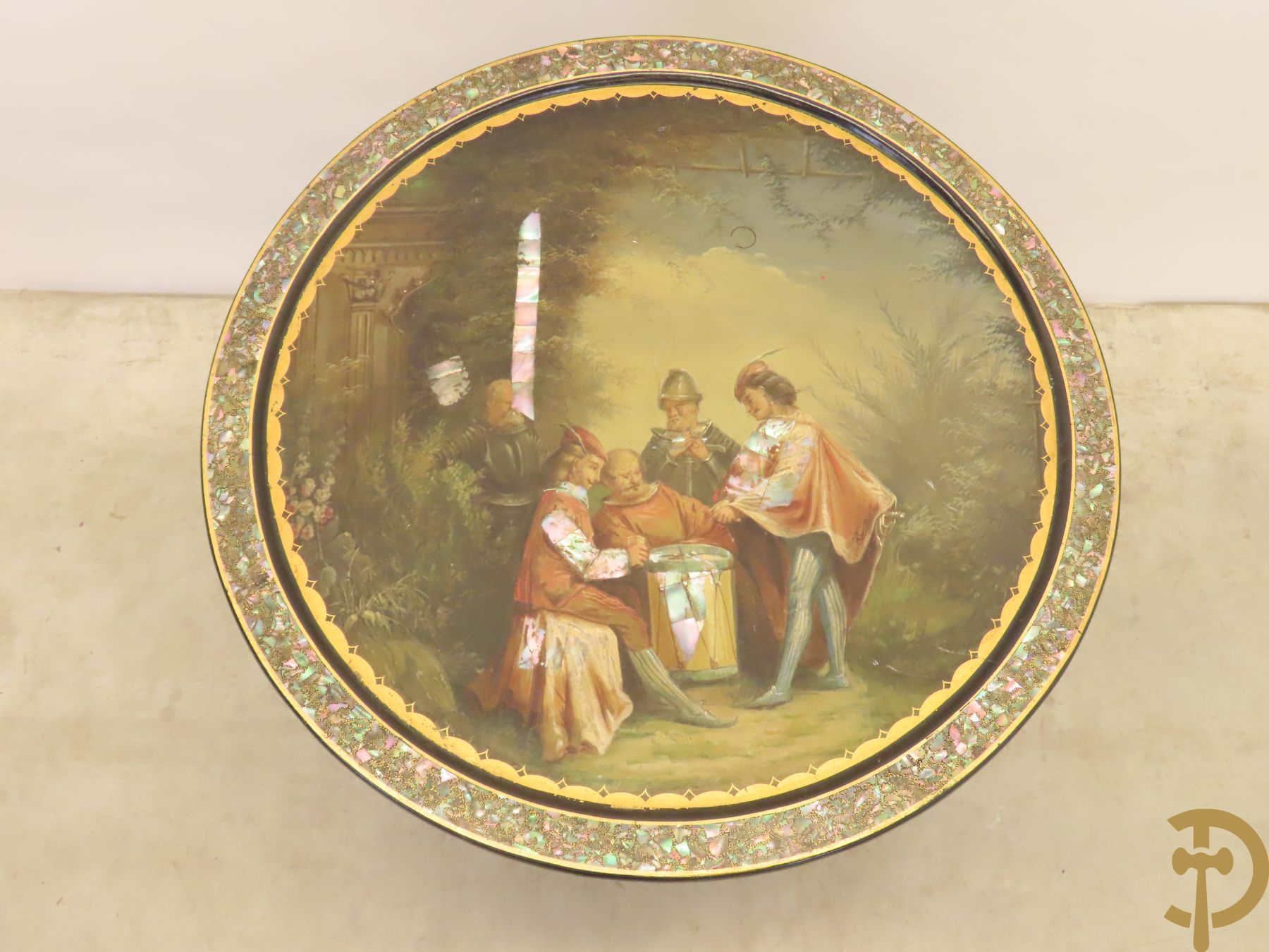 Napoleon III kantelbare bijzettafel bezet met parelmoer en met geanimeerde scène van dobbelende mannen op driepikkel