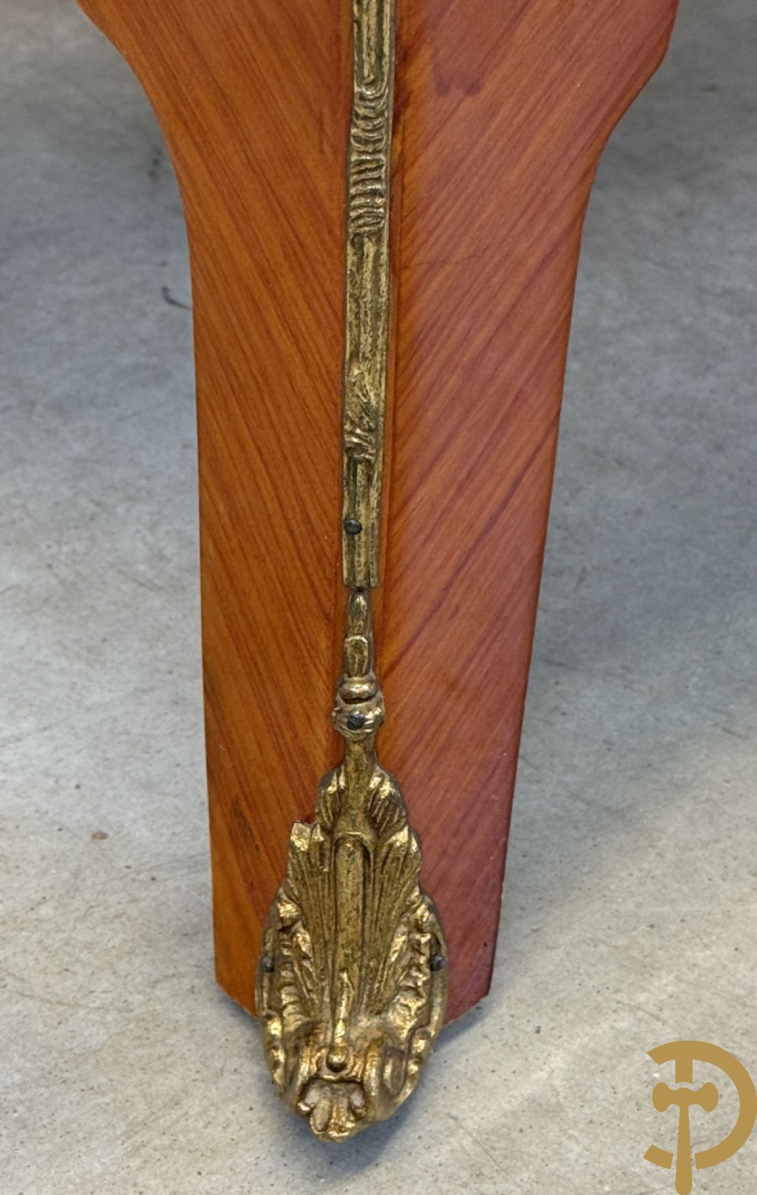 Gegalbeerde notelaren vierladencommode bezet met bronsbeslag en marmeren blad