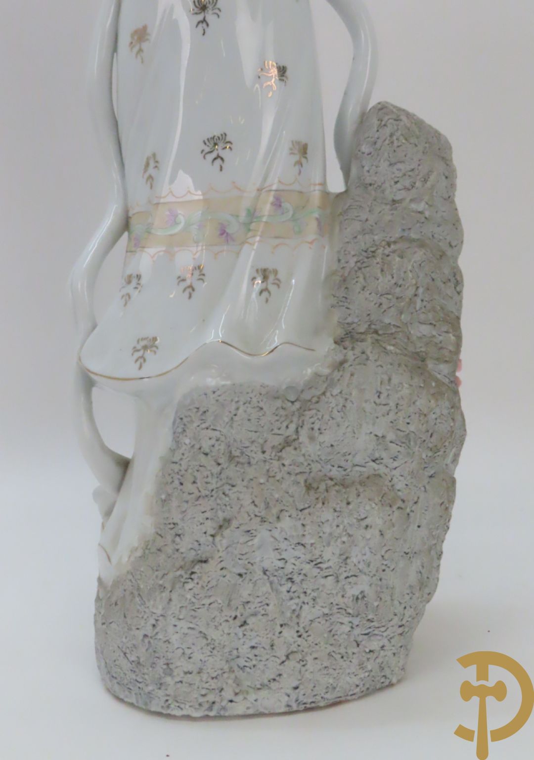 Chinese porseleinen geisha dame tussen de bloemen