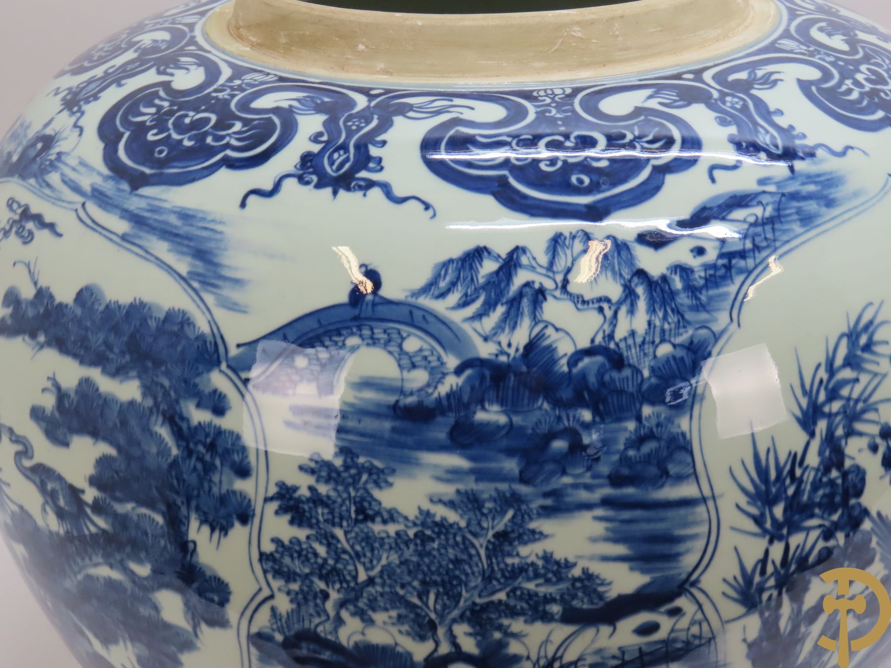 Chinese porseleinen dekselpotiche met blauw/wit landschapsdecor en cartouches van bloemen en vogels
