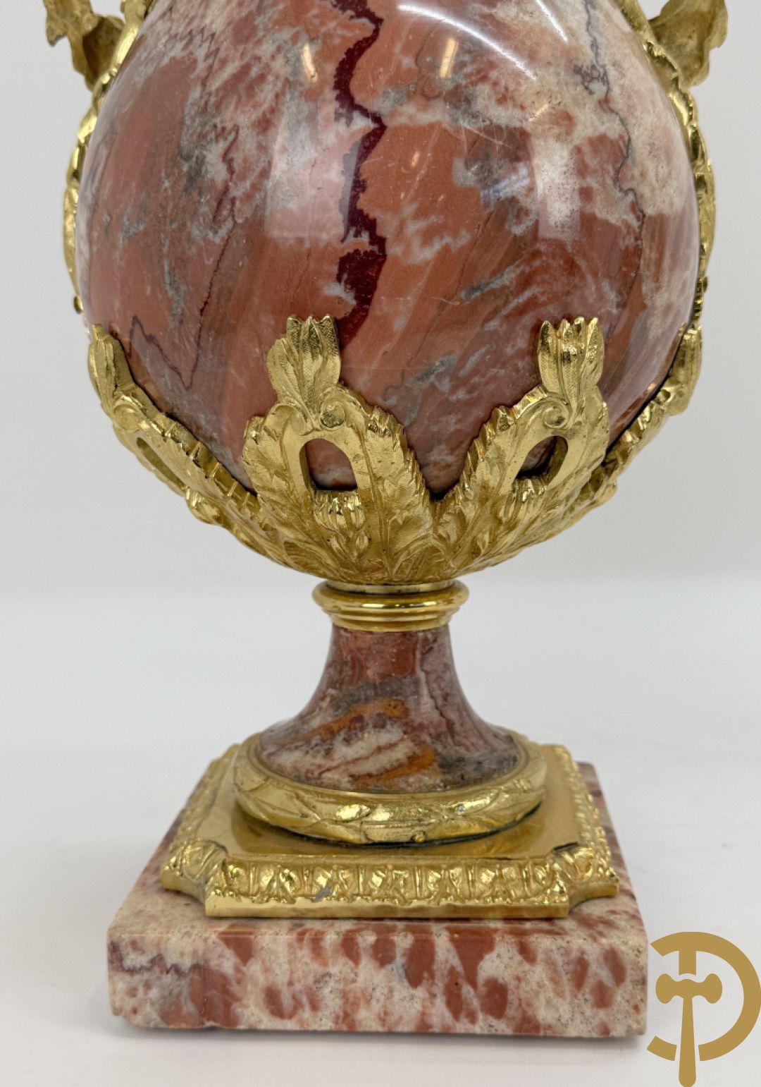 Paar marmeren cassolettes met zwanehalzen en guirlandes