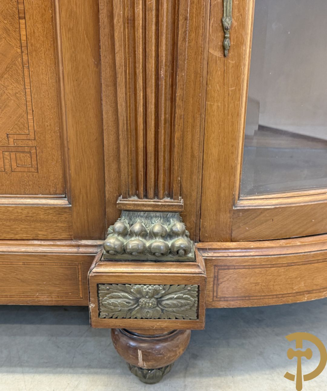 Art deco Decoene vierdeursdressoir in notelaar fineer met gebogen beglaasde deuren opzij en bezet met bronzen ornamenten - bovenaan met marmeren blad