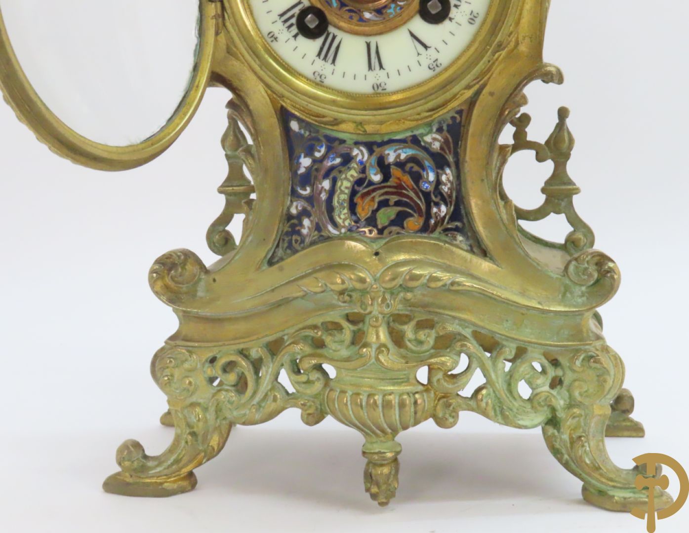 Bronzen pendule, Louis XV stijl, bezet met email, Champlève decor