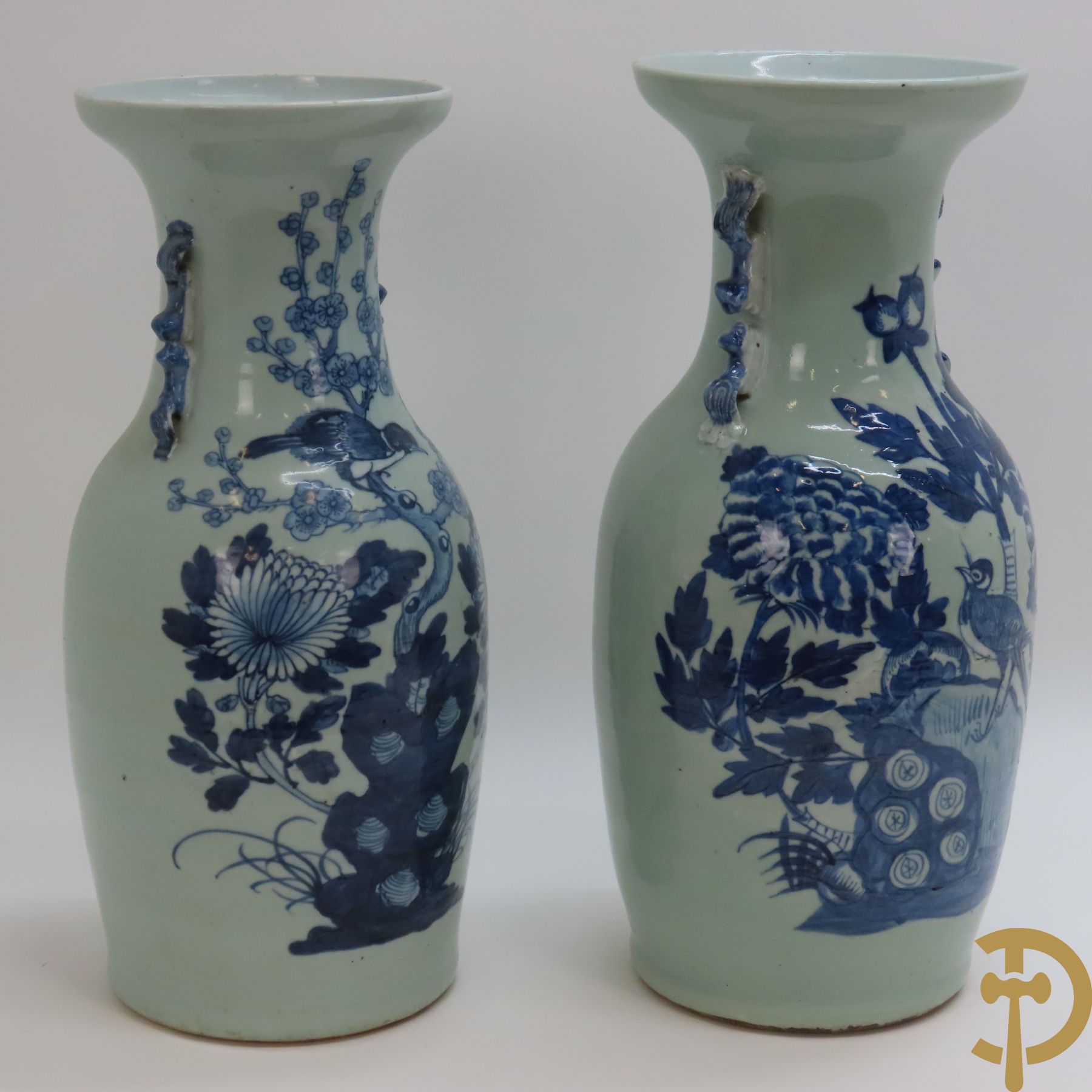 Twee Chinese porseleinen celadon vazen met bloemen- en vogeldecor