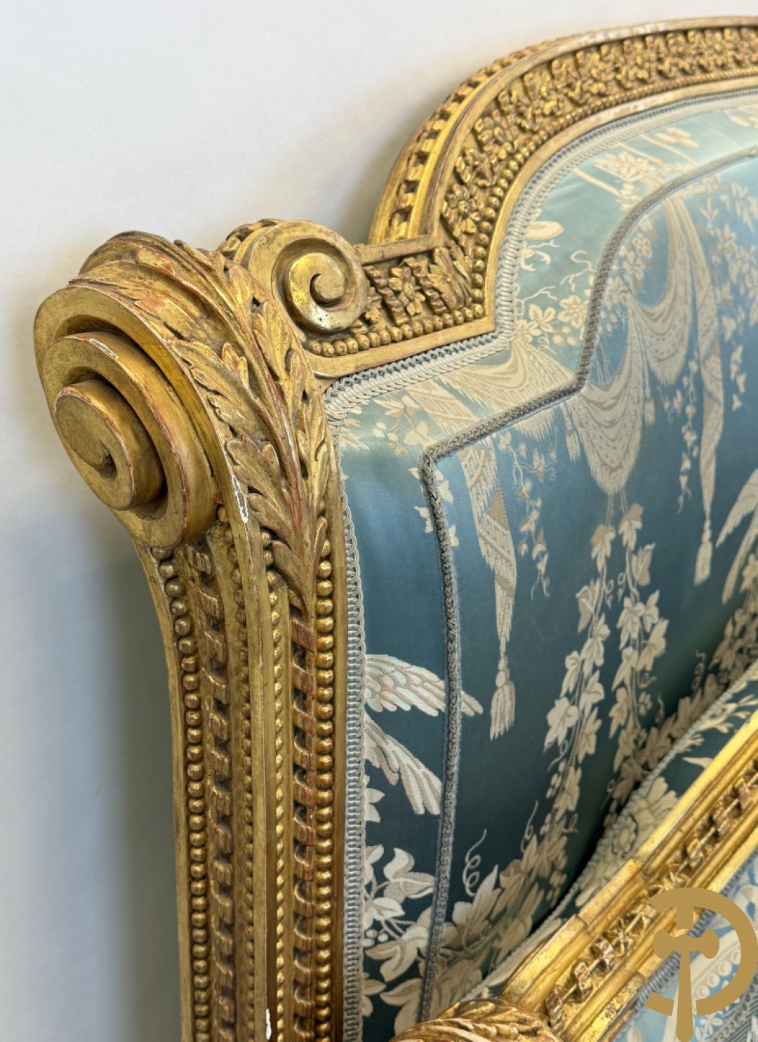 Verguld afgebogen Louis XVI bed met accanthusranken en voluutvormige ornamenten, mooi gestoffeerd met florale motieven