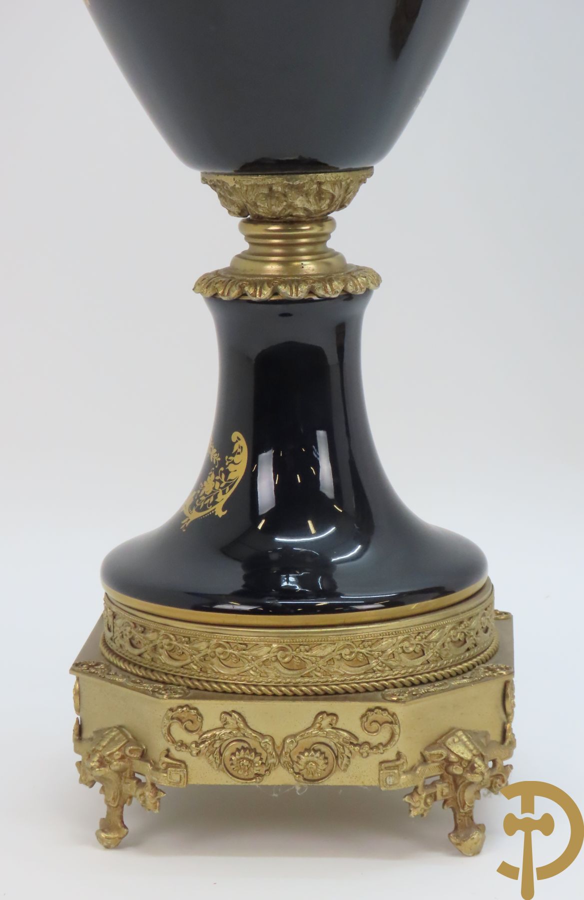 Paar Sèvres stijlvazen met geanimeerd romantisch decor, zijdelings bezet met bronzen medusahoofden, Rouly getekend