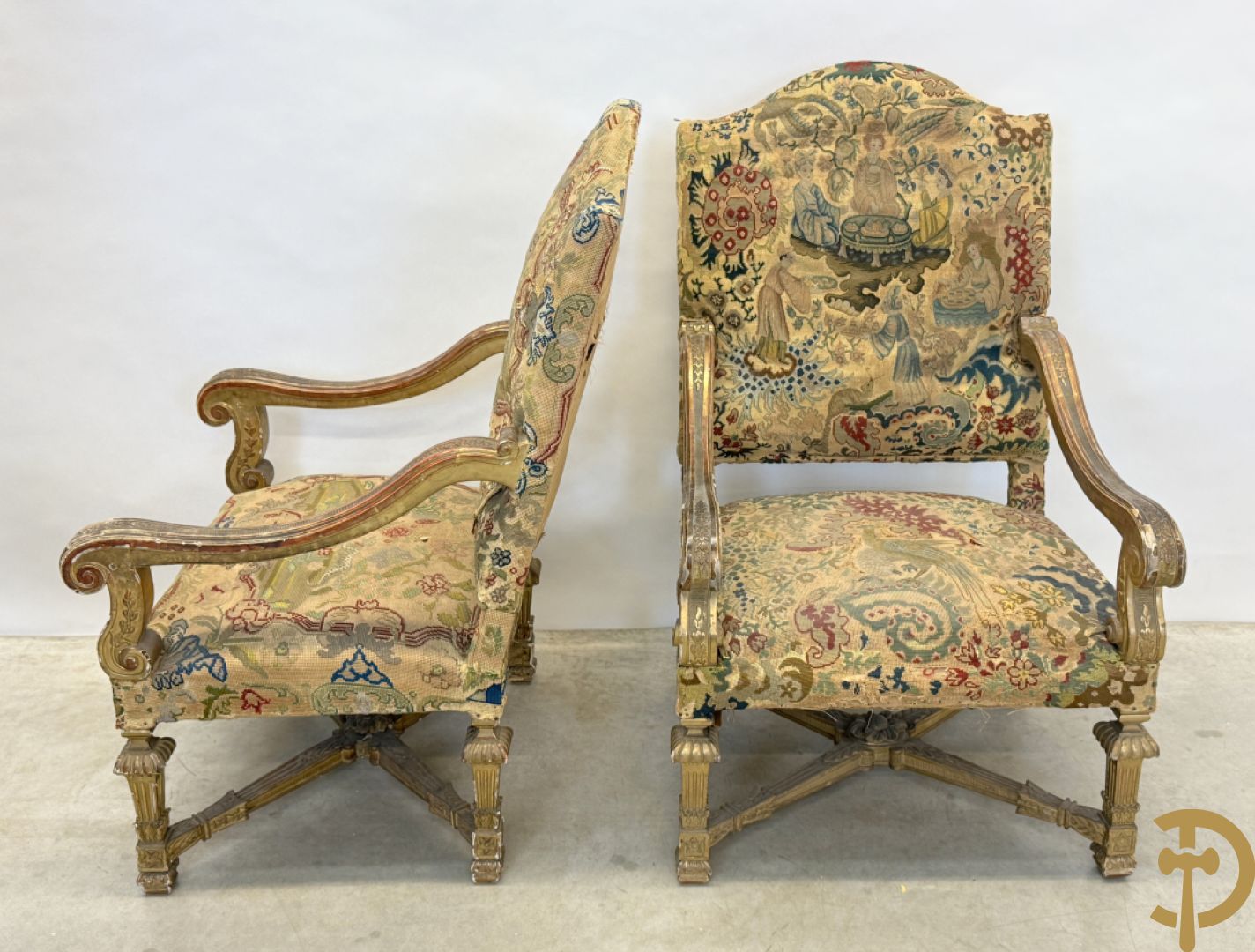 Vier vergulde Louis XIV kasteelarmzetels met geanimeerde scènes in petit points, 19e